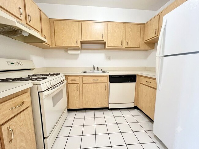Building Photo - Bright & Spacious | 955 sqft 2BR/2BA Condo | Excellent Commuter Location!