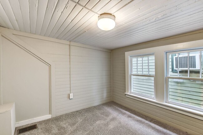 Building Photo - Charming historic home near downtown
