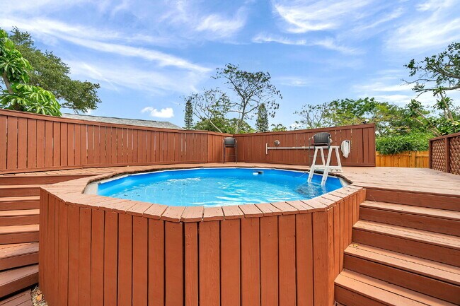 Building Photo - Fully Furnished Pool Home | Flexible Lease...