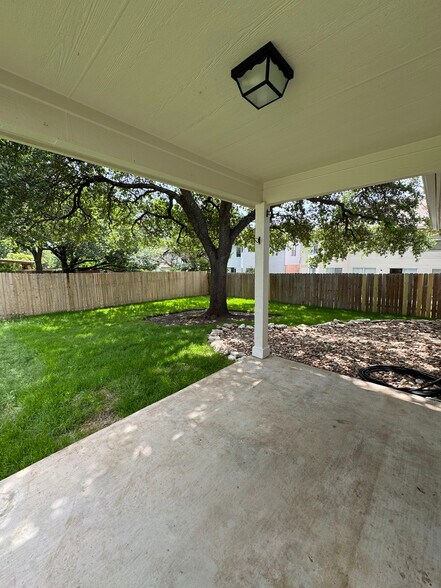 Building Photo - 1404 Carriage Hills Trl
