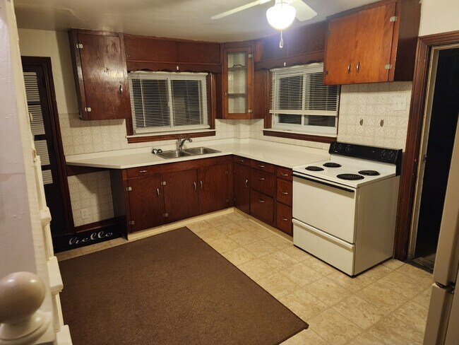 Building Photo - 545 Lowry Ave