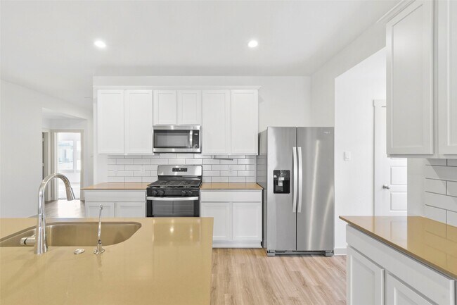 Building Photo - 7915 Murciana Dr