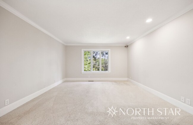 Building Photo - Stunning Lake Oswego Home with Space for E...