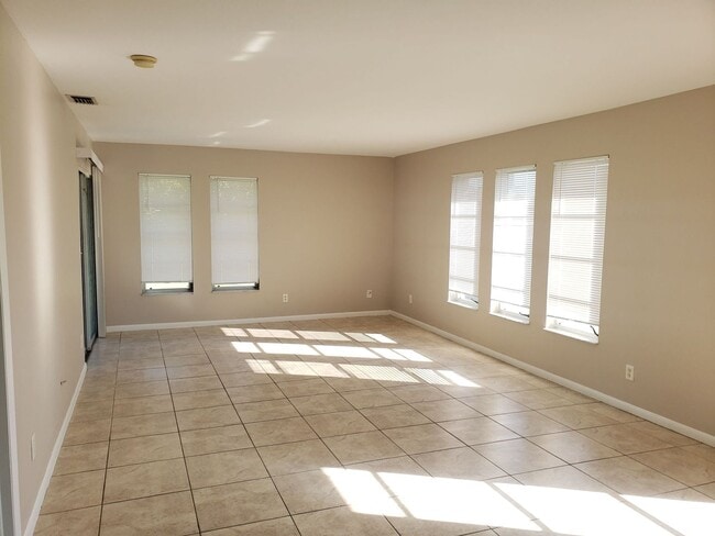 Building Photo - WR-16 Gebel 1101 Duplex