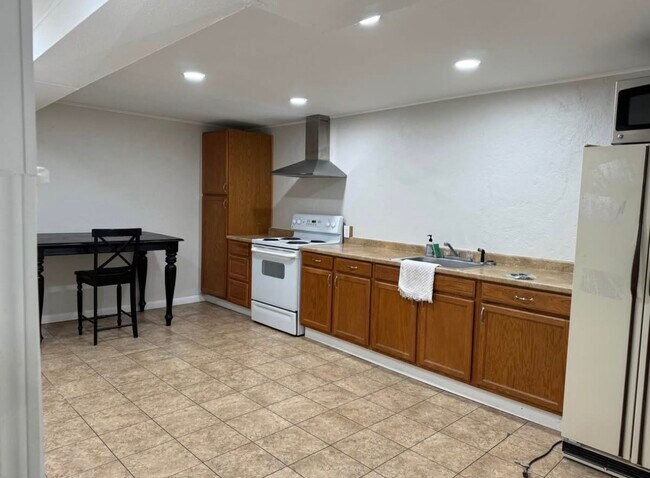 Building Photo - 655 Balsam St