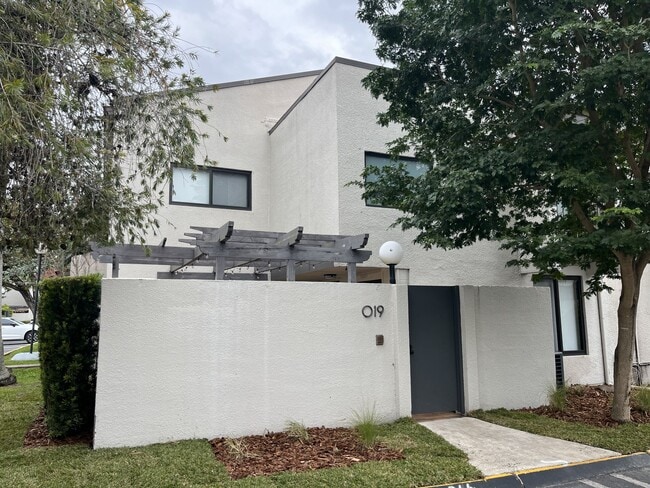 Building Photo - 4702 SW 67th Ave