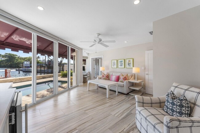 Building Photo - 811 Palm Trail