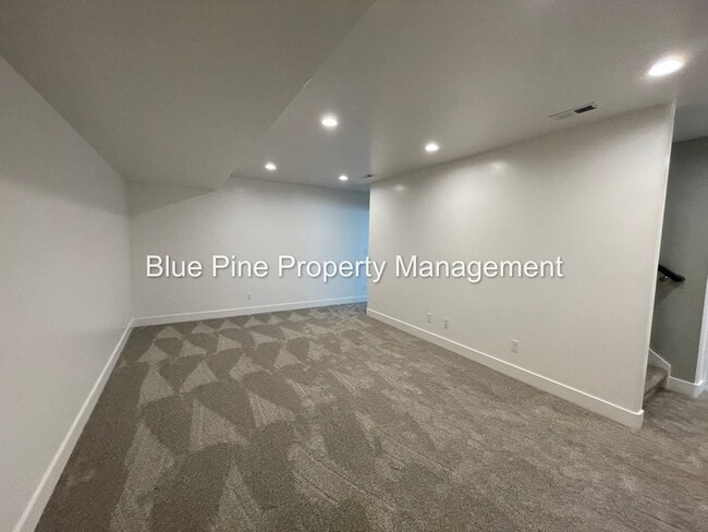 Building Photo - 5844 Wildrose Ave