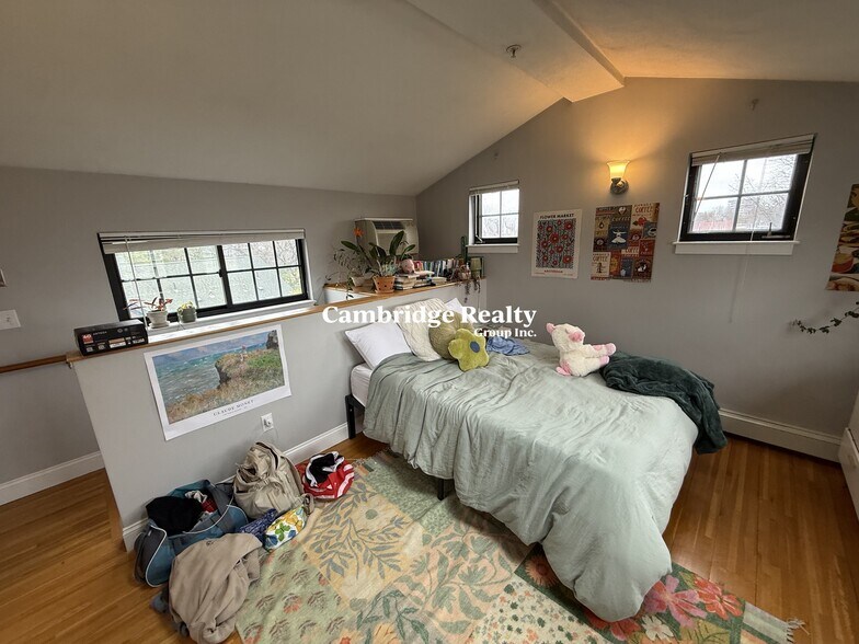 Building Photo - 241 River St