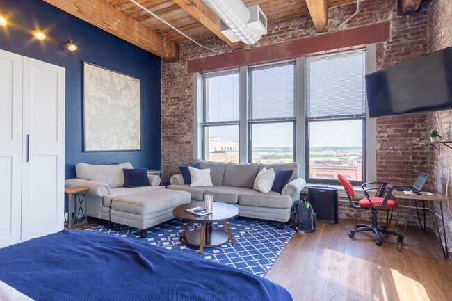 Building Photo - 308 W 8th St