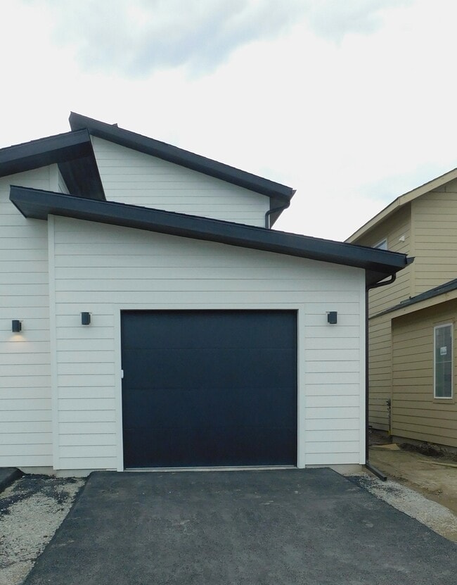 Building Photo - 605 Holstein Wy