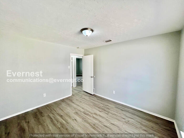 Building Photo - 415 Southlake Dr