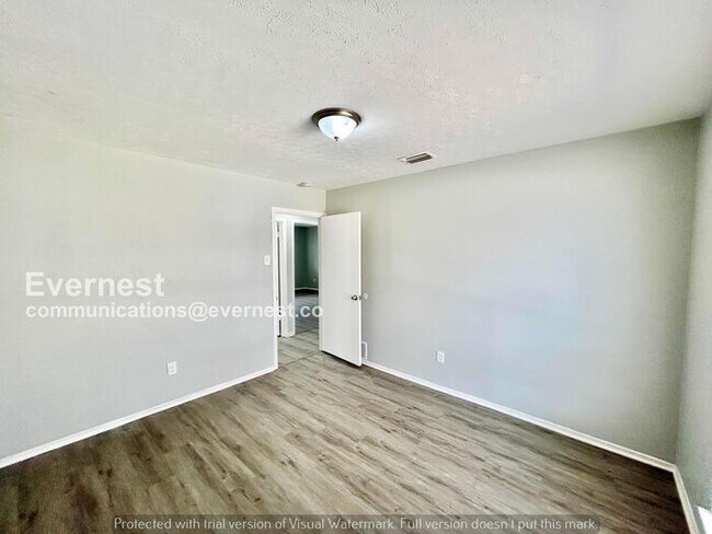 Building Photo - 3 Bed, 2 Bath Home with Fenced Yard & Garage / Pet-Friendly / Available Now!