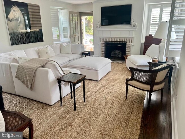 Building Photo - 1002 Crest Rd