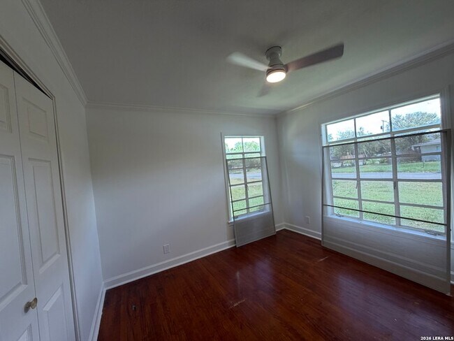 Building Photo - 543 Brightwood Pl
