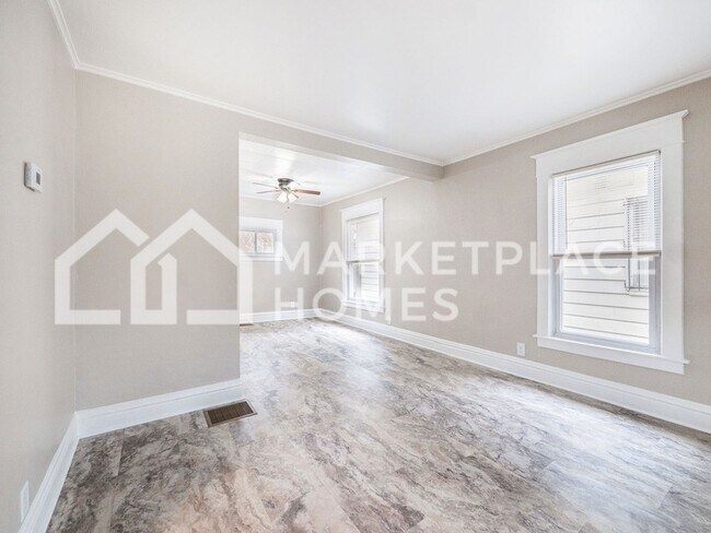 Building Photo - 1105 May St