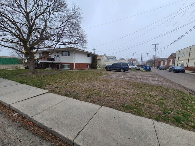 Building Photo - Knowles 4-Plex