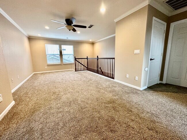 Building Photo - Must See This Beautiful 4 Bedroom 3 Bathro...