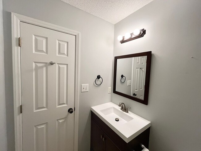 Building Photo - Classic 3BD, 2BA Apex Home in a Prime Loca...