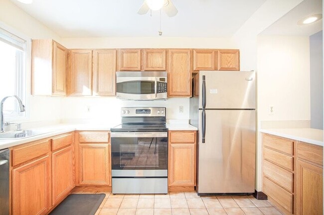 Building Photo - 10 Oak Ridge Dr