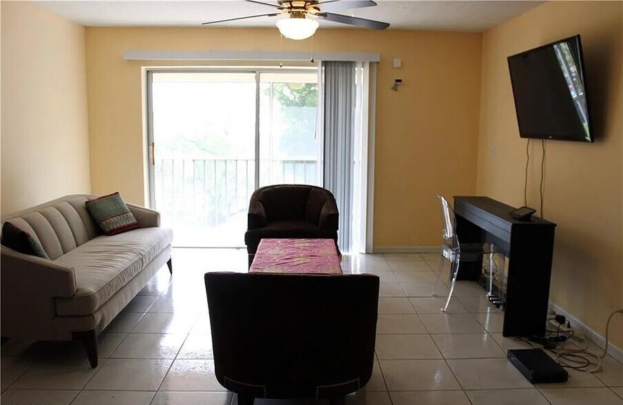 Building Photo - 203 SE 15th Pl