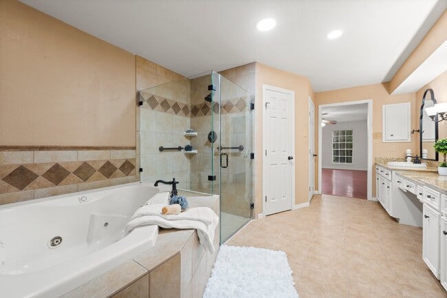 Building Photo - 16815 Memorial Oaks Ln