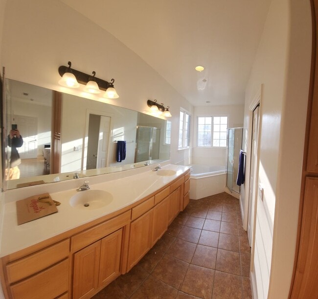 Building Photo - Super close to Poly- Approx. 1000 feet fro...