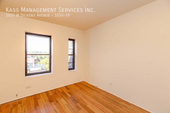 Building Photo - 1050 W Dickens Ave