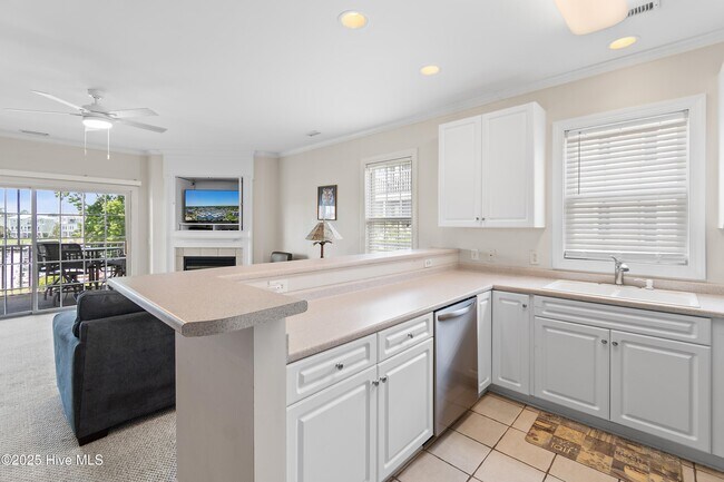 Building Photo - 2555 St James Dr SE