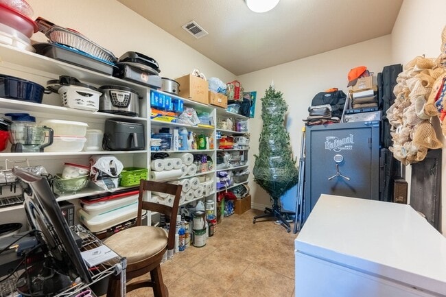 Building Photo - 810 Miramar Dr