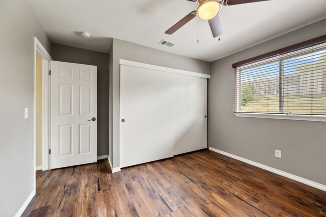 Building Photo - 885 Peregrine Ln
