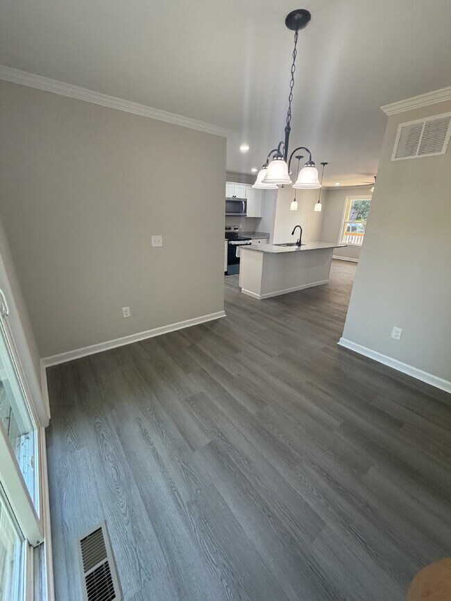Building Photo - Pet-Friendly Charming 3-Bedroom, 2-Bath Home on Harrison Ave – Your Cozy Retreat Awaits!"