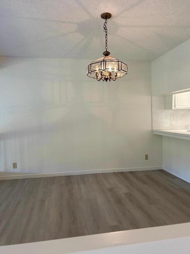 Building Photo - 10 Pyrola Ln