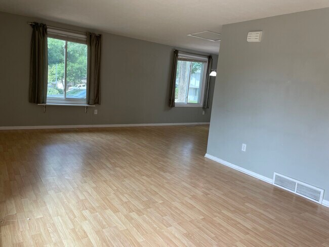 Building Photo - 9338 Pierce St