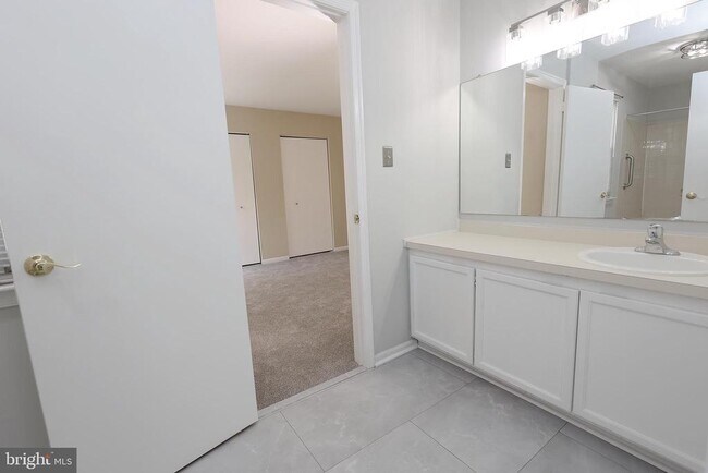 Building Photo - 53 Woodlake Dr