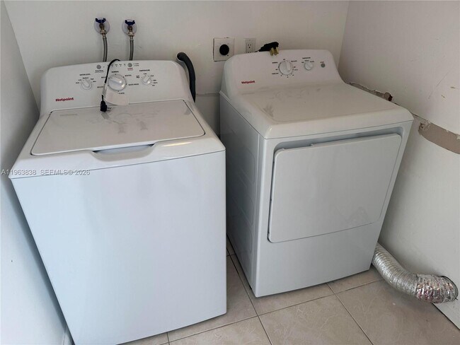 Building Photo - 319 Normandy G