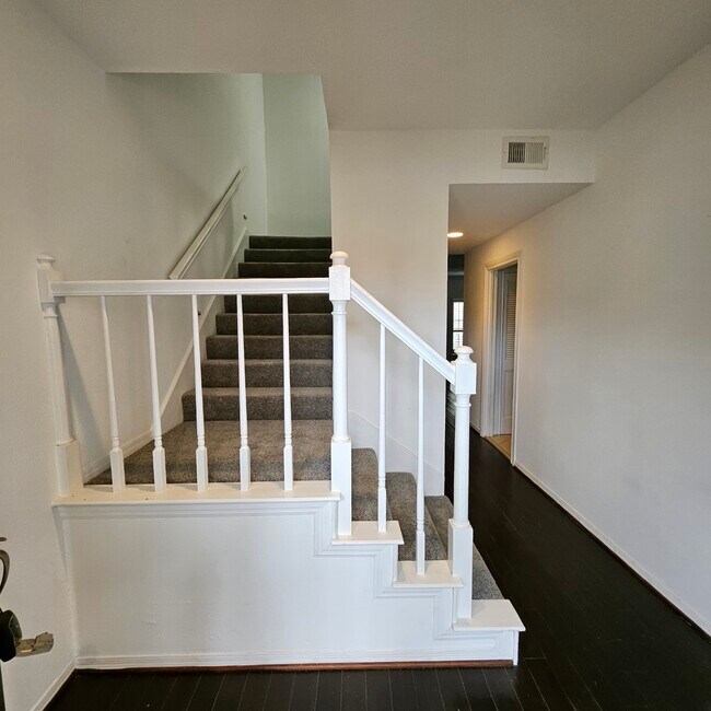 Building Photo - 712 Augusta Dr