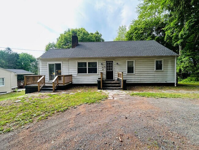 Building Photo - Cute 3/4 bedroom house located in East Stroudsburg Borough!
