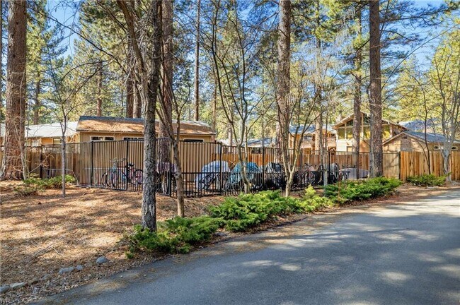 Building Photo - Great location in Incline Village