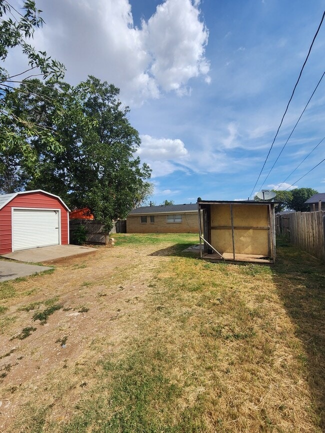 Building Photo - 3 bed 2 bath home, move in ready!