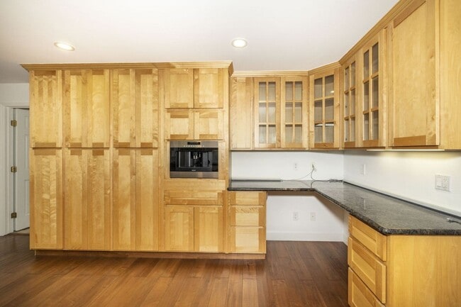 Building Photo - Beautifully Remodeled 4 Bed, 3 Bath Home w...