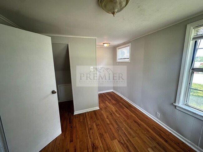 Building Photo - 10005 E 53rd St, Raytown, MO 64133- 3 bd / 1 ba house in Raytown Rent $1250