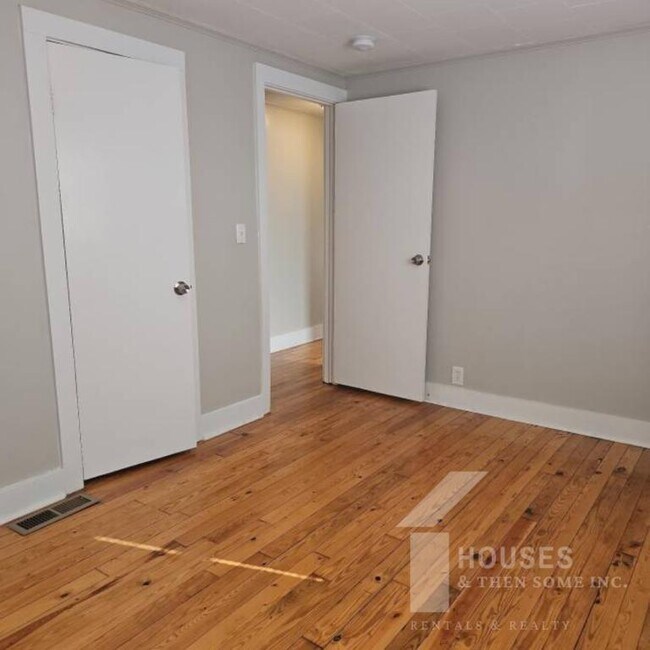 Building Photo - 250 Kirkland Ave