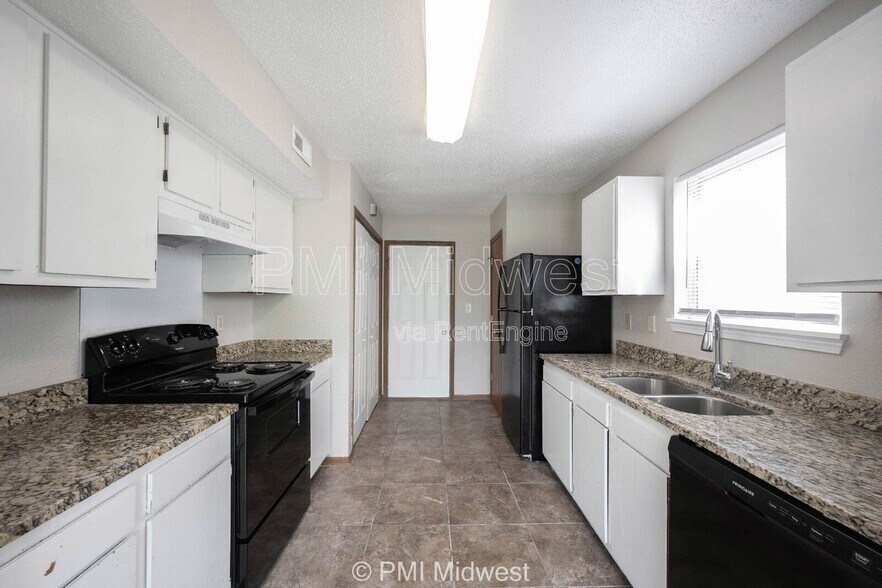 Building Photo - 10325 Liverpool Way