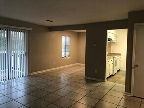 Building Photo - 3017 Oak Hammock Ln