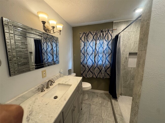 Building Photo - 702 Robin Cir