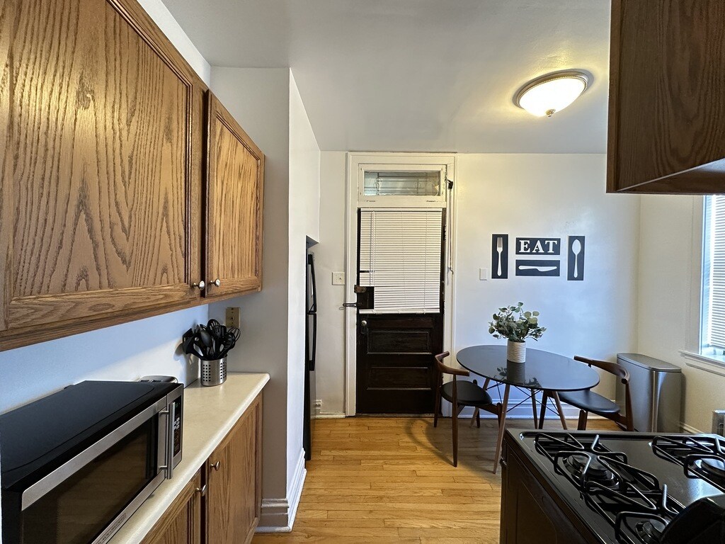 Building Photo - 1911 W Larchmont Ave