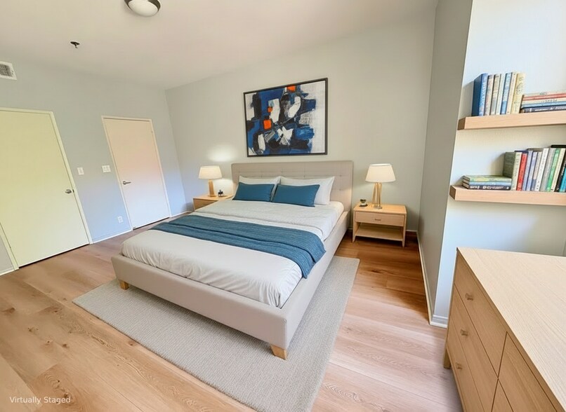 Master Bedroom - 2222 N Beachwood Dr