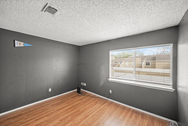 Building Photo - 2313 Crescent Park Dr