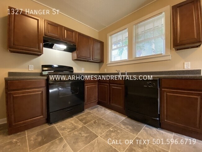 Building Photo - 1327 Hanger St | $1195 | 3 beds, 2 full baths